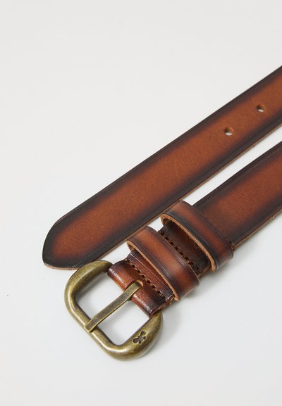 Ceinture en cuir marron avec une boucle en laiton, présentant une texture lisse, des extrémités effilées et plusieurs trous pour un ajustement de taille.