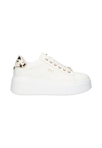 Zapatillas de plataforma blancas con acabado brillante, que cuentan con un acento de estampado de leopardo en el talón, ojales en tono dorado y cordones.