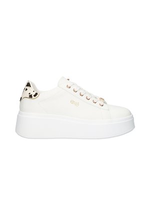 Zapatillas de plataforma blancas con acabado brillante, que cuentan con un acento de estampado de leopardo en el talón, ojales en tono dorado y cordones.