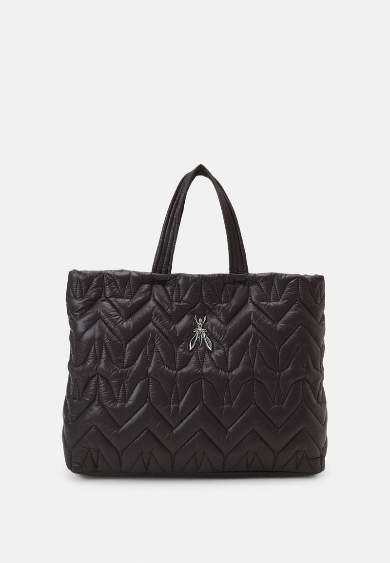 Sac cabas noir matelassé avec poignées supérieures et une petite décoration métallique argentée en forme d’insecte au centre devant.