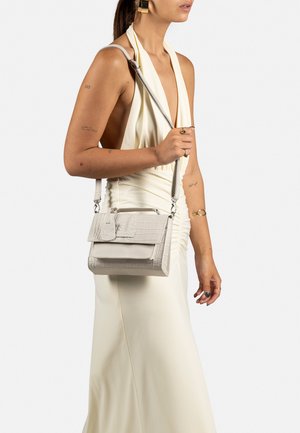Burkely COOL COLBIE CITY SMALL - Sac à main - off white