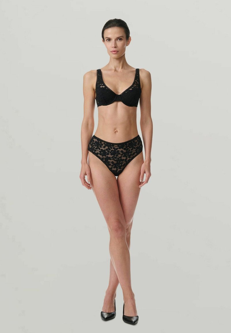Ensemble de sous-vêtement en dentelle noire comprenant un soutien-gorge et une culotte taille haute à motif floral, texture lisse, bretelles ajustables et bords sans coutures.