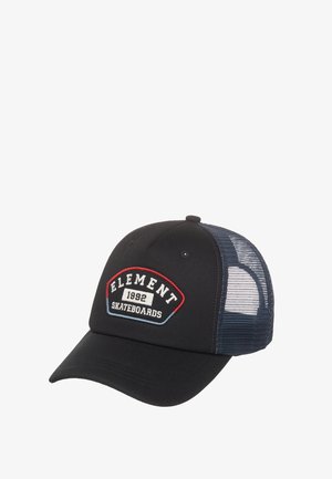Zwarte truckerpet met een gebogen klep, gemaakt van mesh, met een geborduurde patch waarop staat "ELEMENT 1992 SKATEBOARDS" in witte, rode en blauwe kleuren.