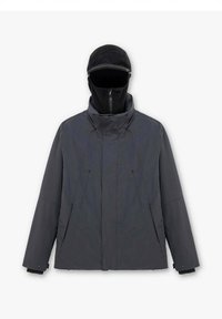 Giacca grigia con colletto alto, cappuccio foderato in pelliccia, tasche con zip e tessuto testurizzato. Polsini regolabili con un design minimalista.