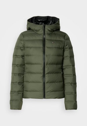 Žalias pūkuotas džemperis su kapuci, priekinis užtrauktukas, siuvinėta tekstūra ir subtilus logotipo detalė. Lygi tekstūra ir izoliuotas šilumai.