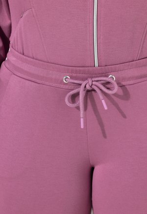 Lila Jumpsuit mit glatter Textur, Reißverschlussvorderseite, verstellbarem Kordelzug in der Taille mit rosa Akzenten und Seitentaschen.