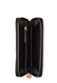 Portafoglio in pelle nera con chiusura a zip e hardware in tonalità oro, dotato di più slot per carte, un compartimento centrale con zip e una texture interna liscia.