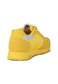 Sneaker giallo con accenti in suede e materiale testurizzato. Presenta una suola imbottita, un colletto imbottito e un design con transizione di colore fluida.