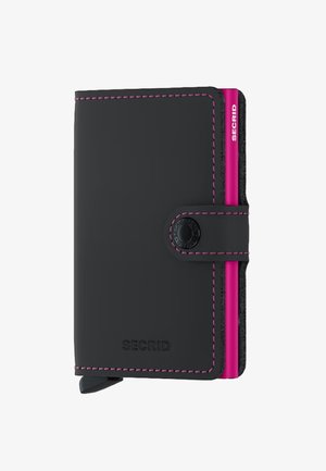 Portafoglio in pelle nera con cuciture rosa, dotato di una chiusura magnetica e tasche per carte rosa e nere a contrasto sul lato. Logo SECRID visibile.