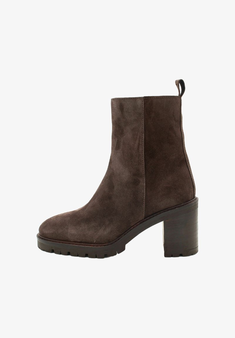 Bruine suède enkellaars met een stevige blokhak, een gladde textuur, een ronde neus en een trekbandje aan de achterkant voor gemakkelijk aan- en uit trekken.