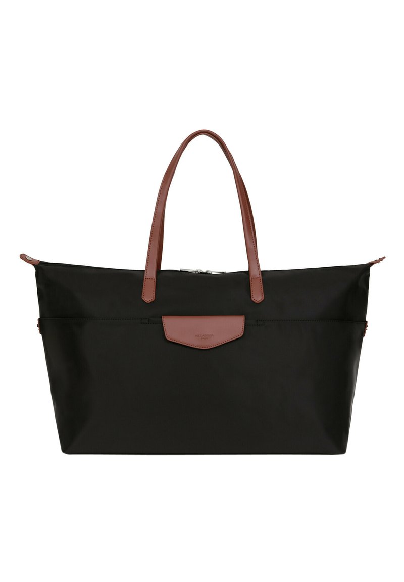 Borsa tote in nylon nera con manici e inserti in pelle marrone. Caratterizzata da una chiusura a zip e una tasca frontale con patta in pelle. Texture liscia.