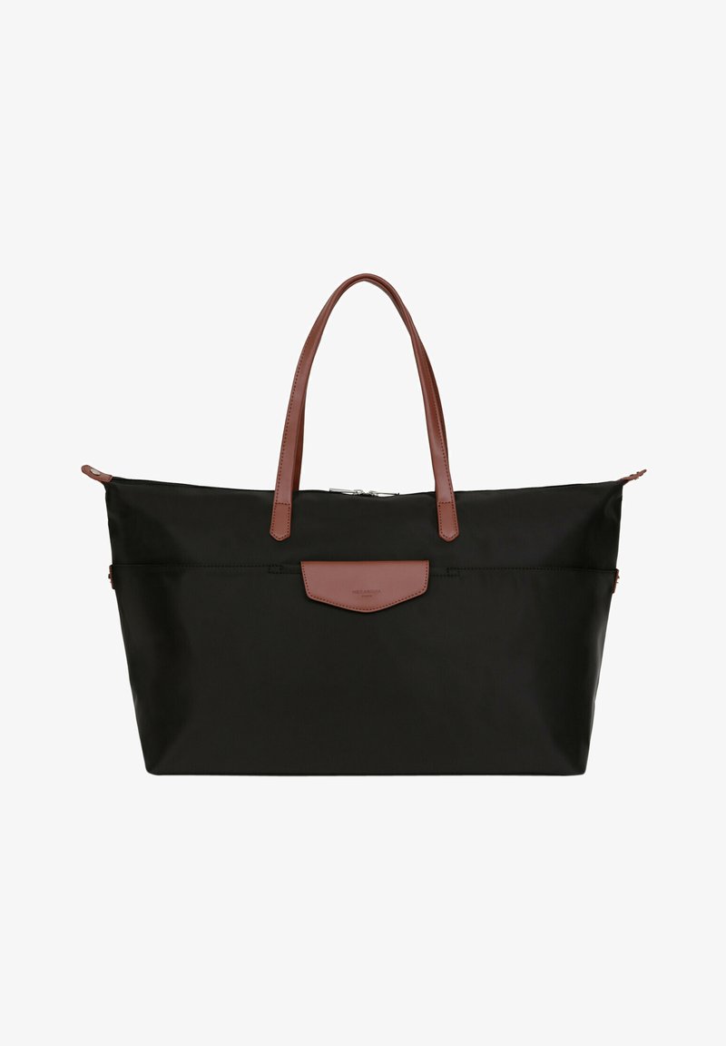 Sac fourre-tout en nylon noir avec des poignées et des accents en cuir marron. Comprend une fermeture éclair et une poche avant avec un rabat en cuir. Texture lisse.