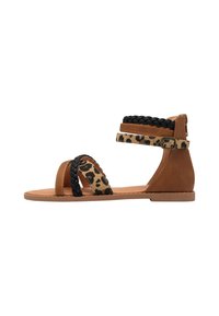 Braune flache Sandalen mit einem geflochtenen schwarzen Riemen, Akzenten im Leopardenmuster und einem Reißverschluss an der Rückseite. Glatte Textur und offenes Design.