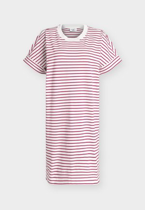 Robe blanche à manches courtes avec des rayures rouges horizontales et un col rond, présentée sur un fond gris clair uni.