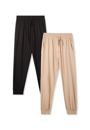 Due paia di pantaloni leggeri con vita elastica; uno nero e uno beige; entrambi presentano tasche laterali e polsini affusolati alla caviglia.