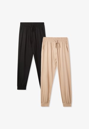 Due paia di pantaloni leggeri con vita elastica; uno nero e uno beige; entrambi presentano tasche laterali e polsini affusolati alla caviglia.