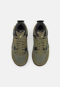 Olivově zelené tenisky s černými detaily, síťovaná textilie, kulatá špička, šněrovací přední část, polstrovaný límec a malé logo blízko jazyka.