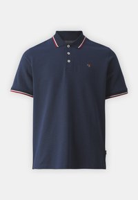 Mornarica polo majica iz teksturiranega materiala, ki ima tri gumbe na zapenjanju, kontrastno rdeče in bele obrobe ovratnika ter majhno logo na prsih.
