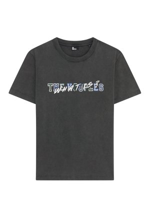 Tamsiai pilka medvilninė marškinėliai su apvalia iškirpte ir trumpomis rankovėmis. Priekyje yra užrašas įvairiomis šriftais ir spalvomis: "THE WHATUPS".