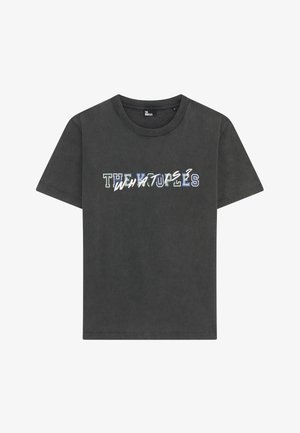 Temno sivo bombažno majico z okroglim izrezom in kratkimi rokavi. Spredaj je prikazan napis v različnih pisavah in barvah: "THE WHATUPS".