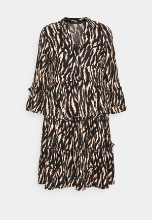 Robe à manches longues à étages avec poignets à volants et motif animalier abstrait beige et noir, encolure en V et coupe ample.