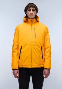 Felgekleurde gele geïsoleerde jas met een capuchon, voorzien van zwarte ritszakken en een logo op de borst, gladde textuur en een aansluitende pasvorm.