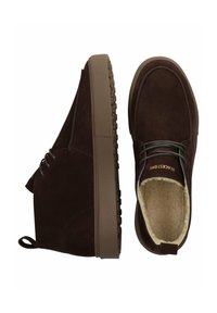 Hnědé semišové kotníkové boty s texturovanou gumovou podrážkou, vybavené měkkou fleecovou podšívkou, krajkovým designem a poutkem na patě.