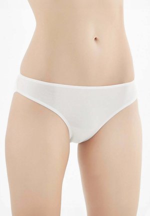 Slip bikini in cotone bianco con una texture liscia, design a vita bassa e fascia elastica minima. Nessun motivo o dettaglio hardware visibile.