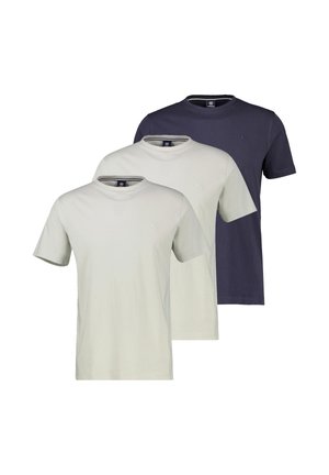 Drei schlichte T-Shirts mit kurzem Ärmel und Rundhalsausschnitt in Beige und Navy, überlappend angeordnet mit sichtbaren Markenlogos auf der Brust.