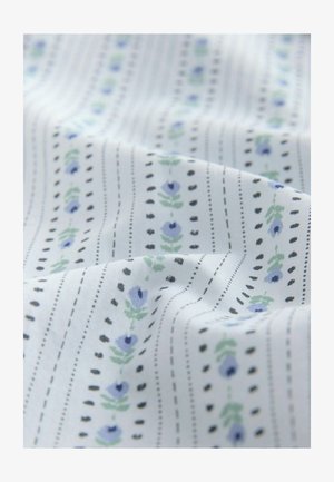Katoenen stof met een witte basis, voorzien van een herhalend patroon van blauwe bloemen, groene bladeren en zwarte stippenlijnen. Gladde textuur.