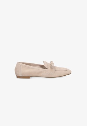 Mocassin plat en daim beige avec un petit talon et un détail décoratif en forme de nœud sur le devant, présenté de profil sur un fond blanc.