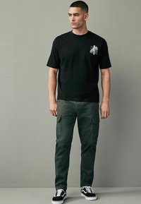 Next SLIM FIT STRETCH - Oldalzsebes nadrágok - mottled dark green