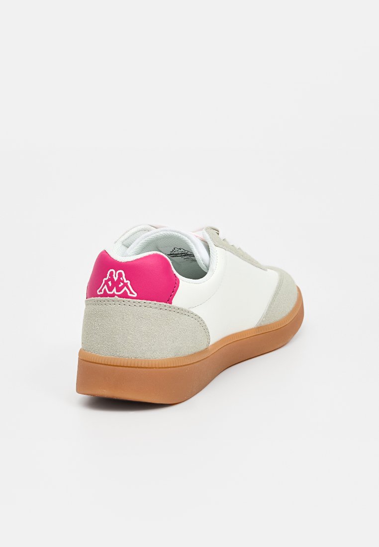 Zapatilla blanca con acentos de ante gris claro, logo en rosa en la parte posterior, puntera redondeada y suela de goma beis. Diseñada para uso casual.