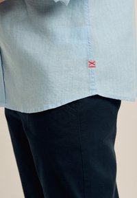 VALECUATRO Camisa - celeste