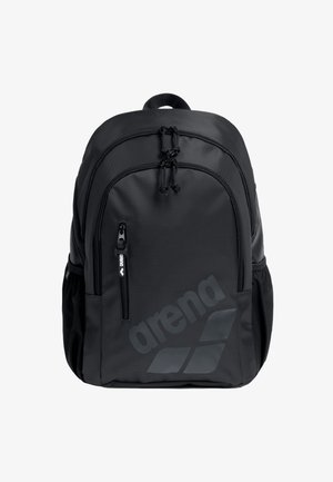 Mochila negra de nylon con cremalleras dobles, un bolsillo frontal, bolsillos laterales de malla y un gran logo con acabado mate. Cuenta con parte superior redondeada y correas ajustables.