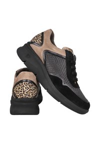Zapatillas con una mezcla de piel negra, ante beige y detalles con estampado de leopardo. Detalles texturizados y una suela gruesa de goma negra.