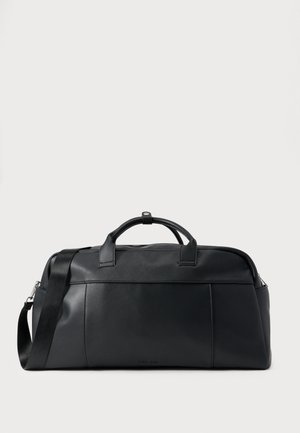 Schwarze Reisetasche aus glattem Leder mit zwei oberen Griffen, einem abnehmbaren Schulterriemen und einem Reißverschluss sowie seitlichen Taschen.