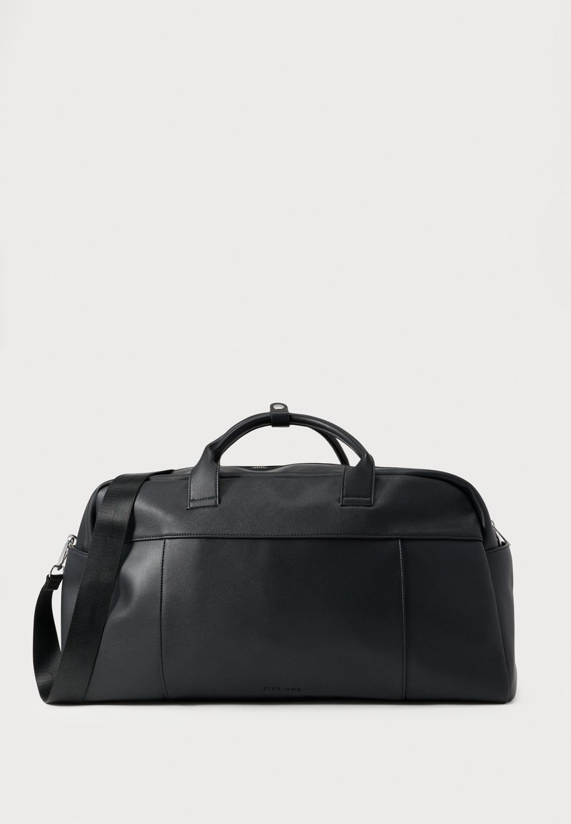 Μαύρη τσάντα duffel από λείο δέρμα, με διπλές λαβές πάνω, αποσπώμενο ιμάντα ώμου και κλείσιμο με φερμουάρ, με λεπτομέρειες σε τσέπη στο πλάι.