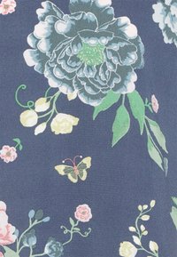 Tecido floral com grandes flores em tons de azul, verde, rosa e amarelo sobre um fundo azul-marinho. Inclui uma borboleta e detalhes de folhagens.