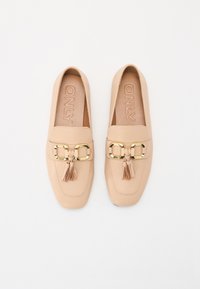 Beige loafers i slätt läder, med detaljer i guld och fransar, med en fyrkantig tådesign och vadderad innersula.