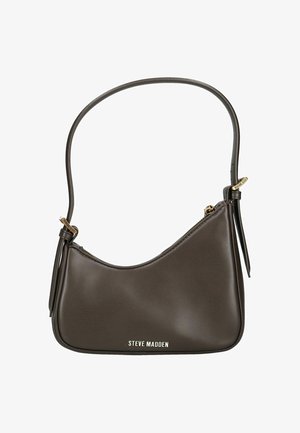 Braune Ledertasche mit einer geschwungenen Form, verstellbarem Tragegurt und Hardware in goldfarbener Ausführung. Mit dem "Steve Madden"-Logo an der Unterseite.