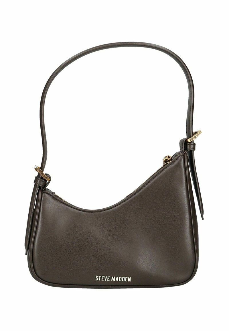 Hnědá kožená kabelka přes rameno s zakřiveným tvarem, nastavitelným popruhem a zlatými kovovými detaily. Na dně se nachází logo "Steve Madden".