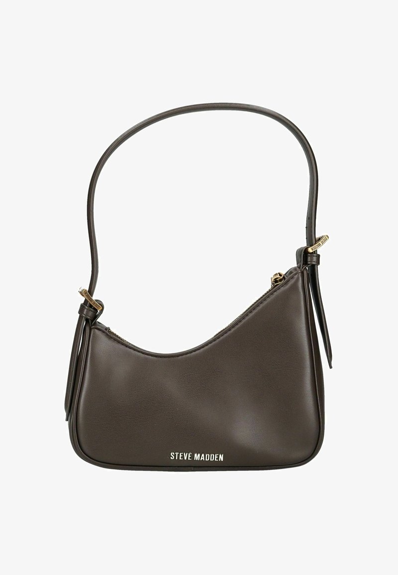Koffiebruine lederen schoudertas met een gebogen vorm, verstelbare schouderband en gouden hardware. Heeft het "Steve Madden" logo aan de onderkant.
