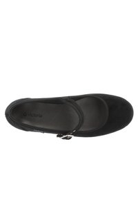 Zapato plano negro con punta redonda, hecho de tela suave. Presenta una única correa con una hebilla de plata y una suela plana y lisa.
