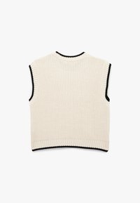 Ärmelloser Strickpullover in Off-White mit strukturiertem Rippmuster, ausgestattet mit einem kontrastierenden schwarzen Besatz am Halsausschnitt und Saum.