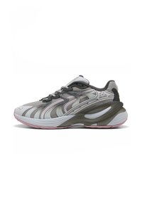 Scarpa sportiva grigia con tomaia in mesh, accenti rosa e un design ondulato distintivo. Suola spessa con una leggera sfumatura e dettagli testurizzati.