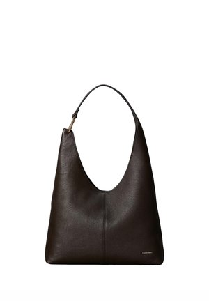 Sac d'épaule en cuir marron foncé avec une poignée supérieure incurvée et un logo Calvin Klein discret dans le coin inférieur droit.