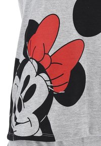 Graues Baumwoll-T-Shirt mit einem großen schwarz-weißen Minnie-Maus-Design, akzentuiert mit einer roten Schleife und schwarzen Punkten.