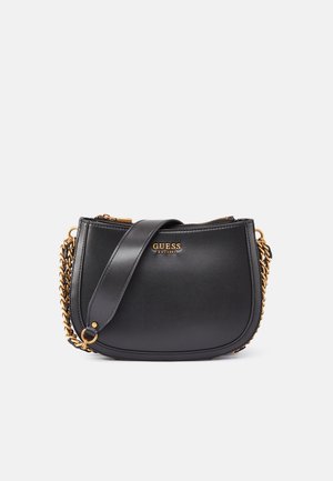 Sac à épaule en cuir noir avec bandoulière chaîne dorée et logo GUESS doré sur le devant, forme rectangulaire incurvée, fermeture éclair sur le dessus.