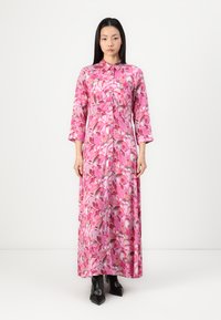 Lang rosa blomstret kjole laget av glatt stoff, med knapper foran, krage og trekvart ermer. Dekorative blomster mønstre gjennom hele.